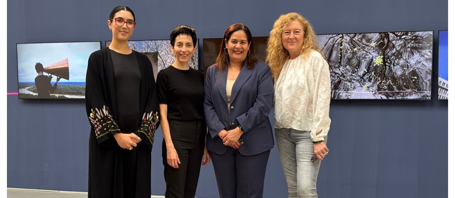 Visita de la Embajadora Yadir Salazar Mejía a la exposición “SEDIMENTOS: Sintonizaciones Sono-Coreo-Geo-Gráficas”, de la artista colombiana María José Arjona