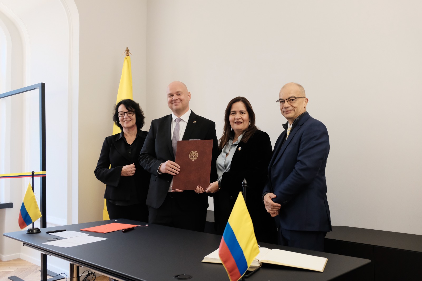 La Embajadora de Colombia en Alemania, Yadir Salazar Mejía posesionó al nuevo Cónsul Honorario de Colombia en la ciudad-estado federado de Bremen, Felix Merkel   