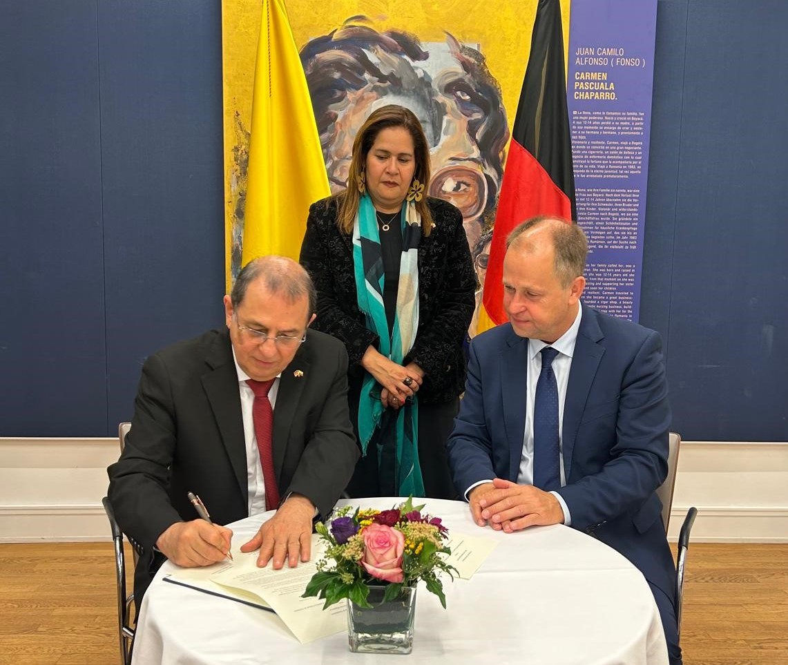 En la foto aparecen la Embajadora de Colombia en Alemania, Yadir Salazar Mejía; el Viceministro de Relaciones Exteriores, Jorge Rojas Rodríguez, y el Delegado Especial del Gobierno Federal para Acuerdos Migratorios, Dr. Joachim Stamp.