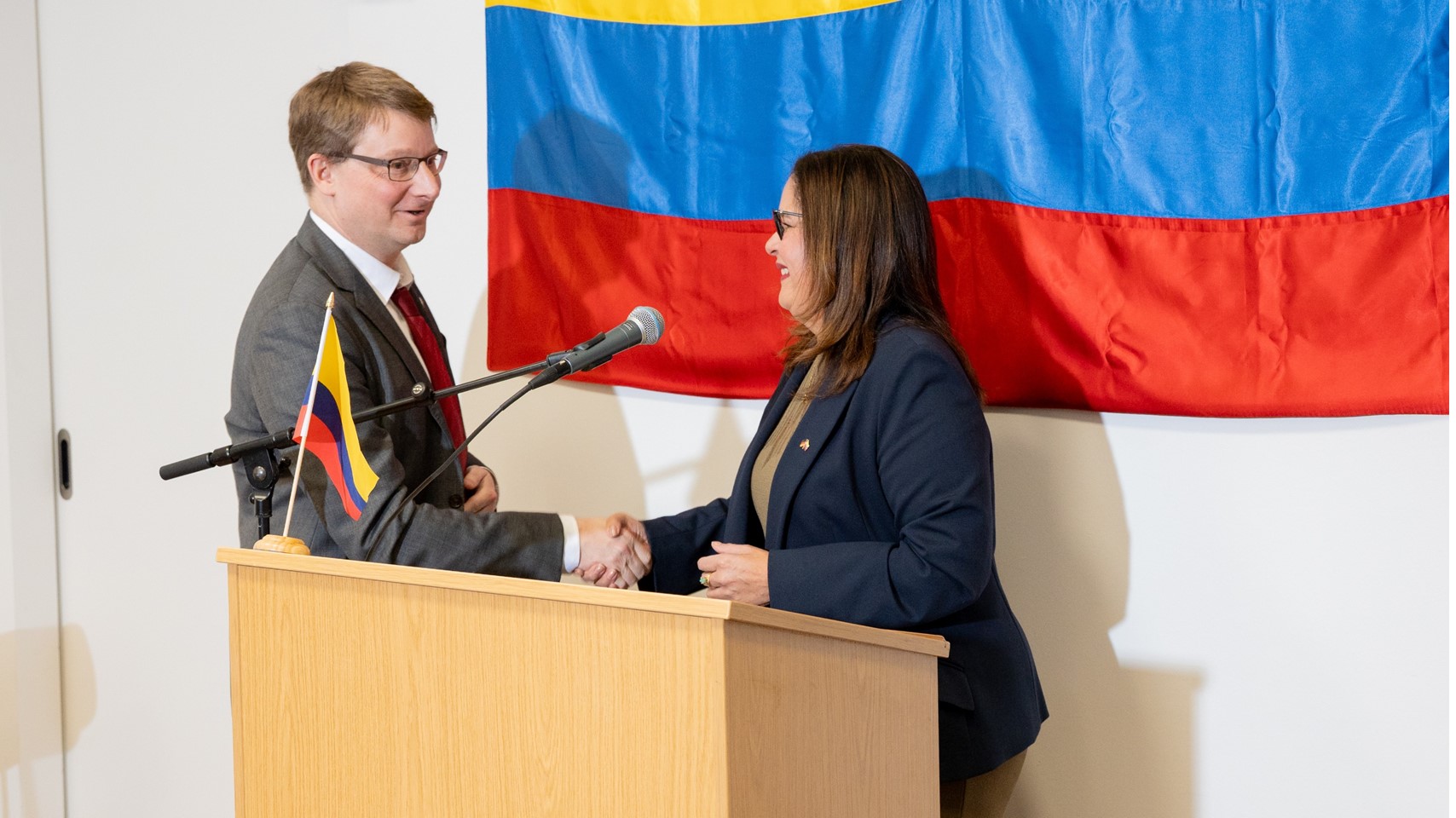 Embajadora de Colombia en Alemania, Yadir Salazar Mejía posesionó a Ferdinand Ayen como Cónsul Honorario de Colombia en Stuttgart
