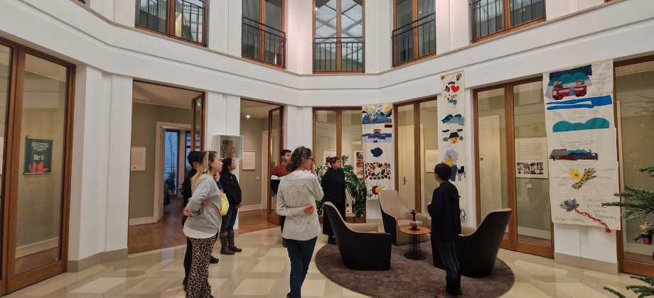 La Embajada de Colombia en Alemania realizó la visita guiada de la exposición itinerante: “Verdad en el exilio – Camino hacia la paz en Colombia”, en Berlín