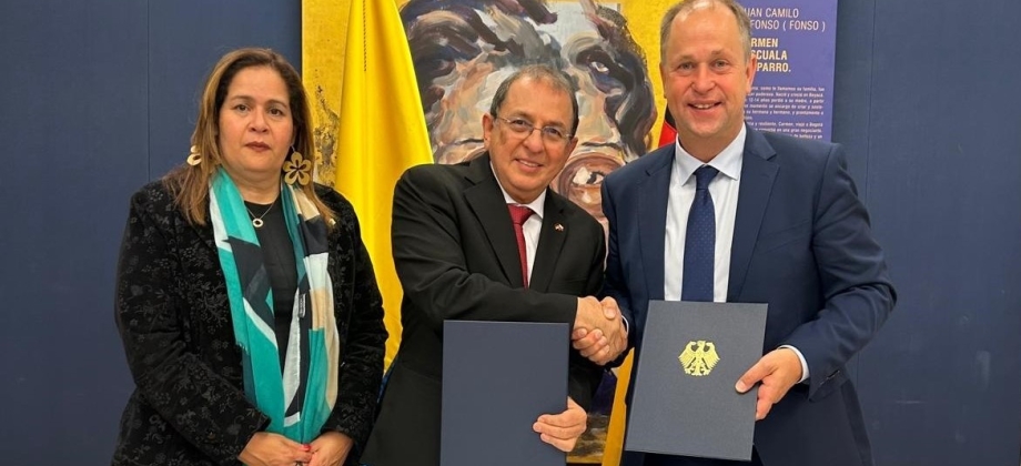 En la foto aparecen la Embajadora de Colombia en Alemania, Yadir Salazar Mejía; el Viceministro de Relaciones Exteriores, Jorge Rojas Rodríguez, y el Delegado Especial del Gobierno Federal para Acuerdos Migratorios, Dr. Joachim Stamp.