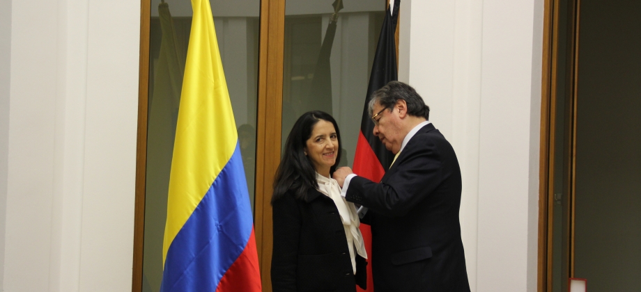 Canciller Carlos Holmes Trujillo impuso la Orden Nacional al Mérito a la científica colombiana Sandra Rojas Vega
