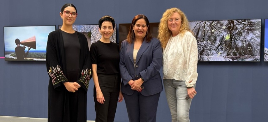 Visita de la Embajadora Yadir Salazar Mejía a la exposición “SEDIMENTOS: Sintonizaciones Sono-Coreo-Geo-Gráficas”, de la artista colombiana María José Arjona