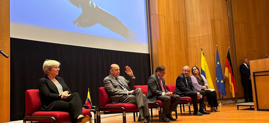 Presidente Gustavo Petro y canciller Álvaro Leyva dialogaron con la comunidad colombiana en Alemania