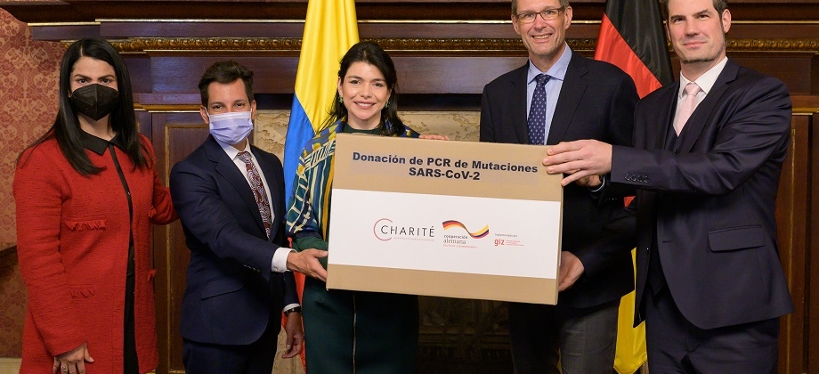  Colombia recibe donación de 500.000 unidades de diagnóstico PCR de variantes regionales de COVID-19 por parte del Instituto de Virología del Hospital Universitario Charité de Berlín 