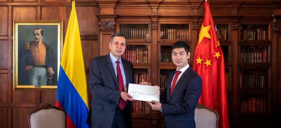 En 40 años de relaciones diplomáticas, Viceministro de Relaciones Exteriores recibió copia de cartas credenciales del Embajador de la República Popular China