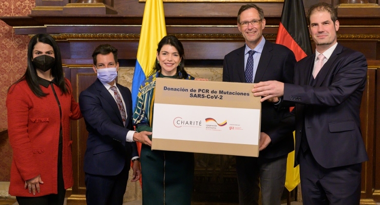  Colombia recibe donación de 500.000 unidades de diagnóstico PCR de variantes regionales de COVID-19 por parte del Instituto de Virología del Hospital Universitario Charité de Berlín 