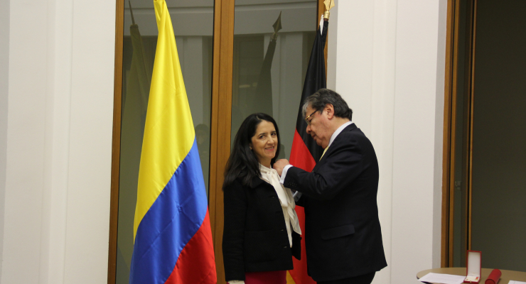 Canciller Carlos Holmes Trujillo impuso la Orden Nacional al Mérito a la científica colombiana Sandra Rojas Vega