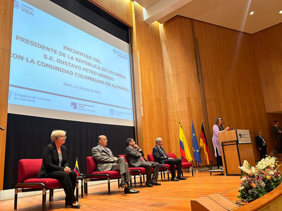 Presidente Gustavo Petro y canciller Álvaro Leyva dialogaron con la comunidad colombiana en Alemania